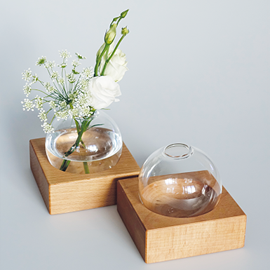 Vase Tokio 1er mit Holzsockel aus Buche