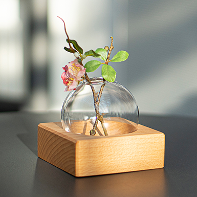 Tokio Vase with wooden base made of beech