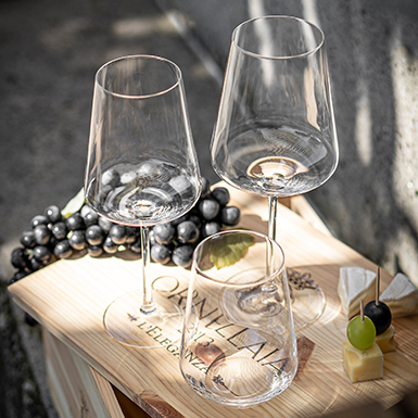 Weinkelche und Wasserglas Toscana