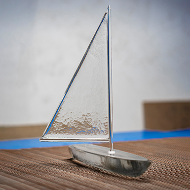Sailboat with swiveling sail