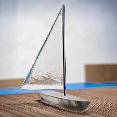 Sailboat with swiveling sail